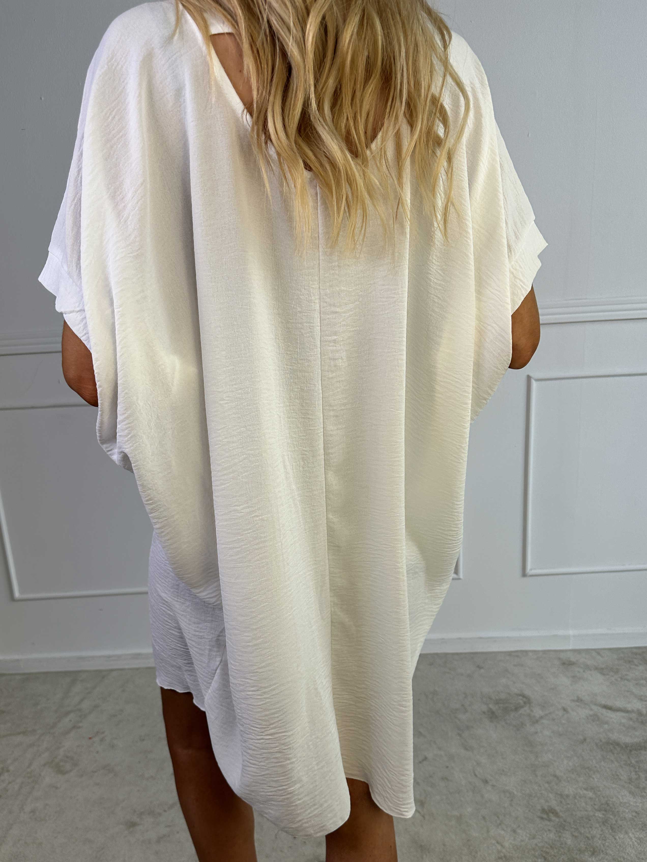 Bine - Sød kjole i løs pasform med guld print på brystet